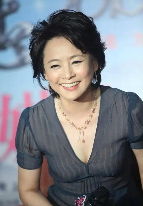 张瑜一把年纪不改优雅本色,薄纱长裙端庄温柔,有内涵就是不一样