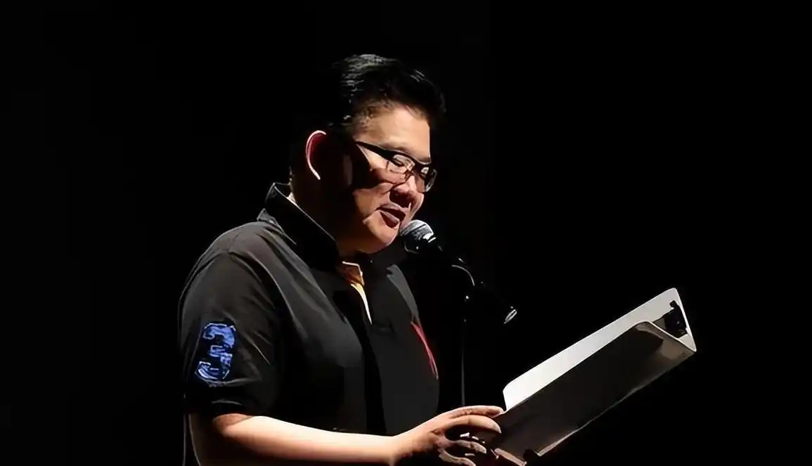 曹可凡:从"上海第一主持人"到"过街老鼠" 曹可凡曾是娱乐圈备受瞩目的