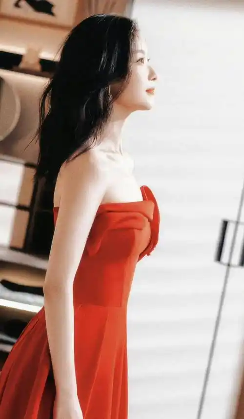 倪妮绝美新商务照,身穿红色抹胸连衣裙,优雅迷人,长卷发慵懒又明媚