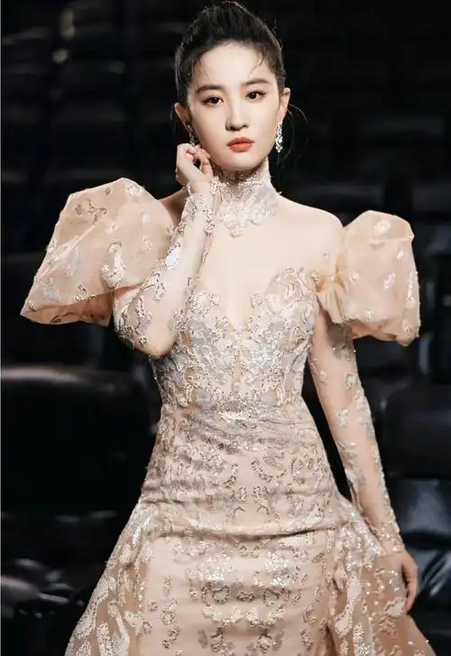 刘亦菲金色刺绣抹胸长裙, 高贵冷艳,娇艳可人!_高清图集_新浪网