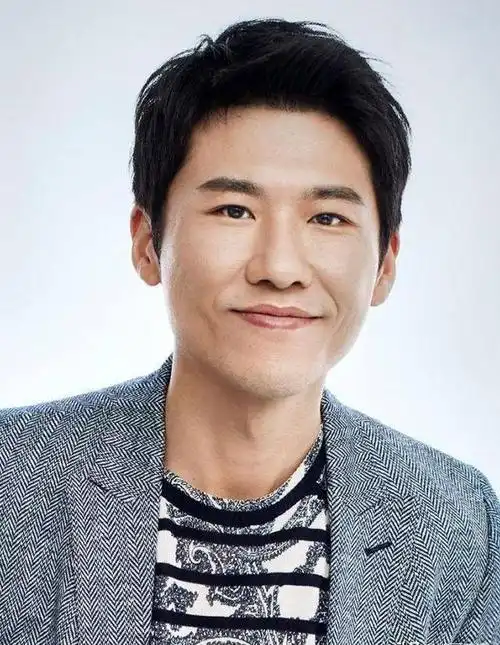 演员王骁:40岁才走红,娶初恋生一女,是母亲王馥荔的