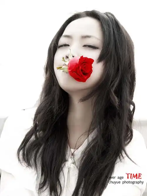 求原图,口叼玫瑰的美女?