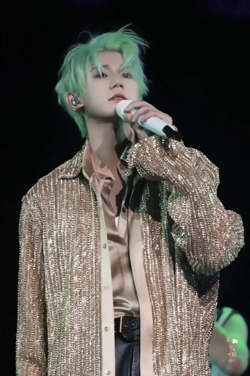 pcstar  王源染绿发迎接夏天～只能说帅得有点过分了[发怒]工作室还