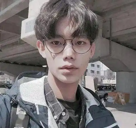 夹杂着微烫处理的中分让发型有了很好的定型效果,刘海部位向两边梳