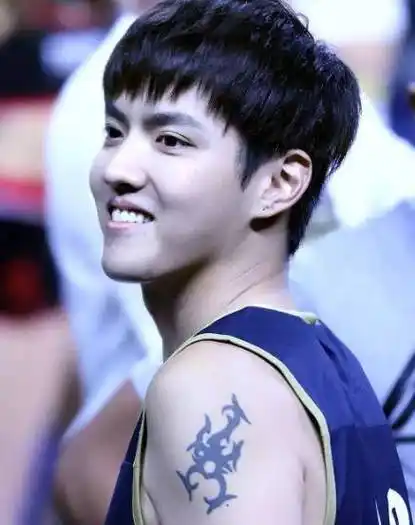 全程戴着创可贴,大家以为林心如受伤了呢,其实只是为了贴住纹身鹿晗