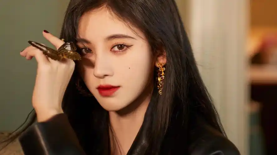 鞠婧祎黑酷皮衣酷飒写真