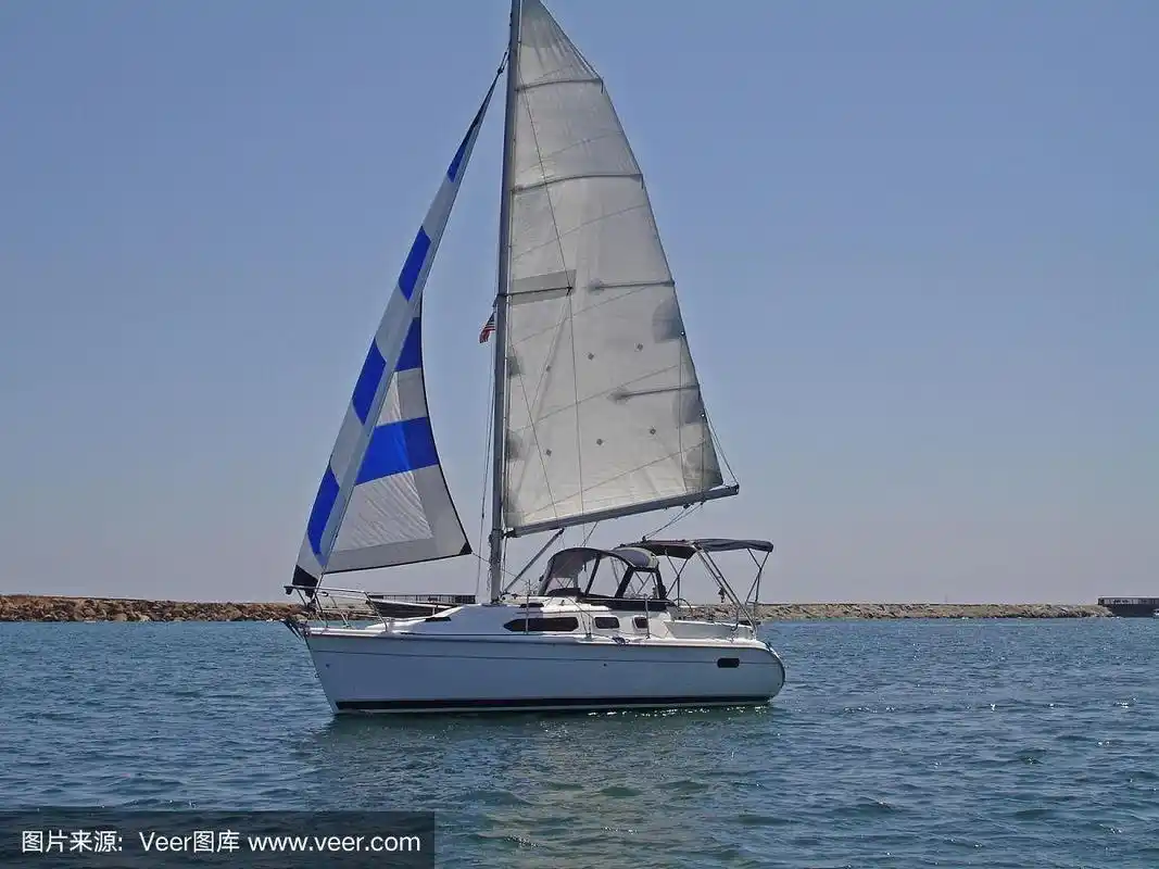 南加州水中的单桅帆船