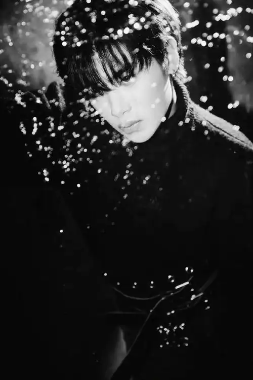 黄明昊黑白质感大片