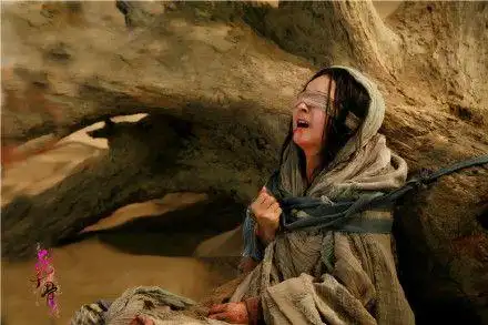 花千骨# 本周剧情中,花千骨受销魂钉被放逐蛮荒,一身棕黄色戏服孪显