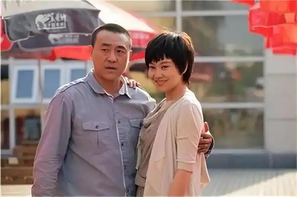 演员何冰为什么能结婚几十年0绯闻看看老婆是谁就知道了