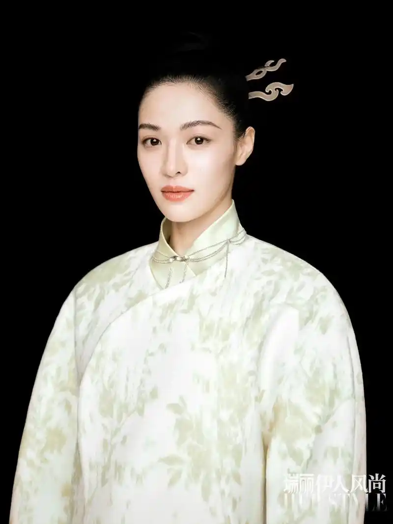 瑞丽伊人风尚11月刊封面钟楚曦