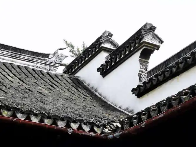 独具一格的马头墙,高低进退错落有致,在白墙黛瓦的衬托下,质朴中透着