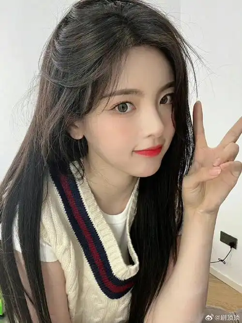 改编自周星驰电影《喜剧之王》阵容:杨超越,蒋龙,张弛,史策,王皓,蒋诗