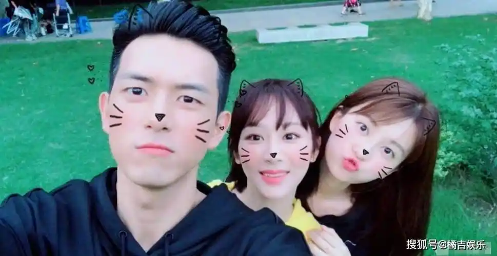 我听到杨紫和李现乘坐同一架飞机飞回飞机.