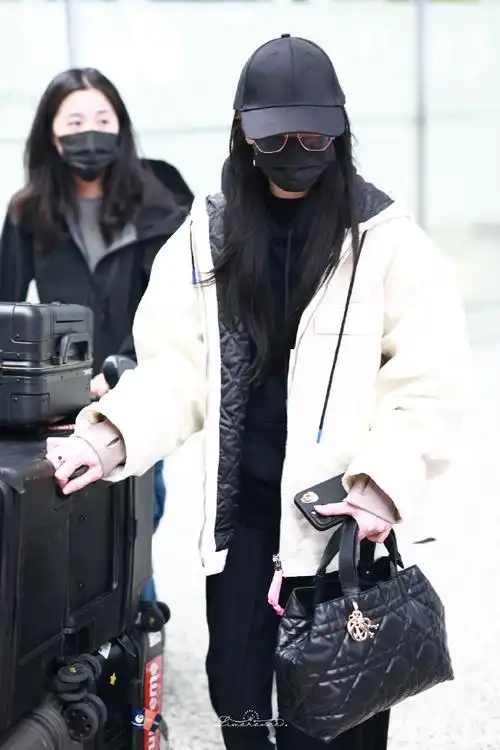 迪丽热巴花儿与少年##迪丽热巴到达上海路透图