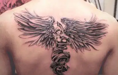 男生背部天使纹身图案