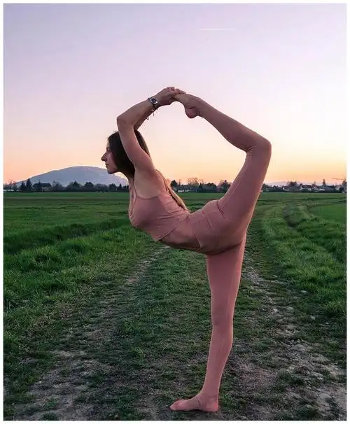 新晋小花赵尧珂甜美出镜,不仅大长腿太吸睛,还有高