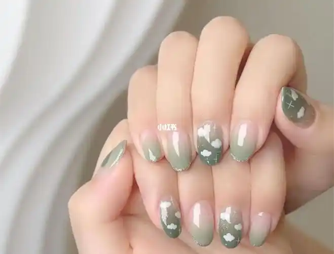 薄荷绿渐变美甲