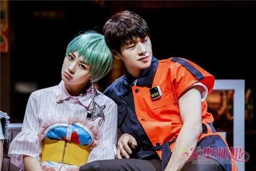 男女时尚流行的杀马特发型图片 堪比非主流拼接出撩人中短发型(2)