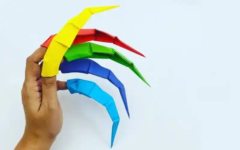 今天我们来制作一个折纸爪子!