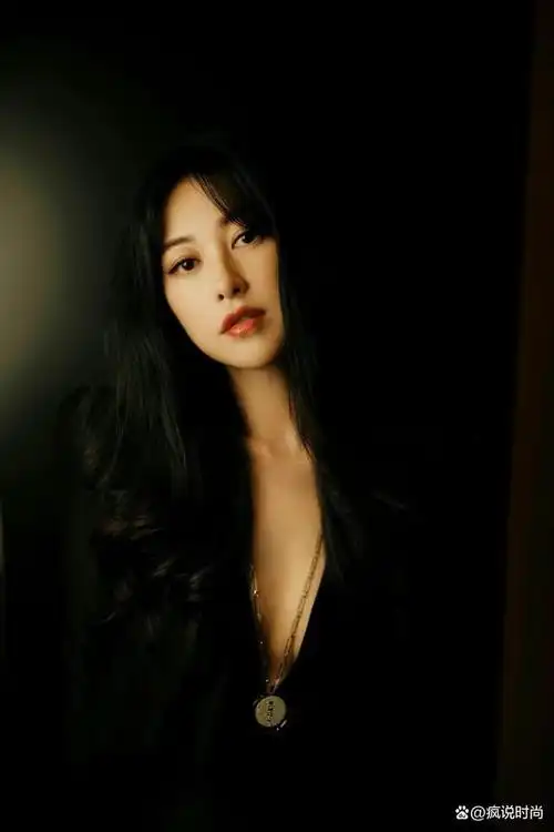 38岁朱珠真"敢穿",黑色低胸裙秀沙漏身材,当妈后仍是最美面孔