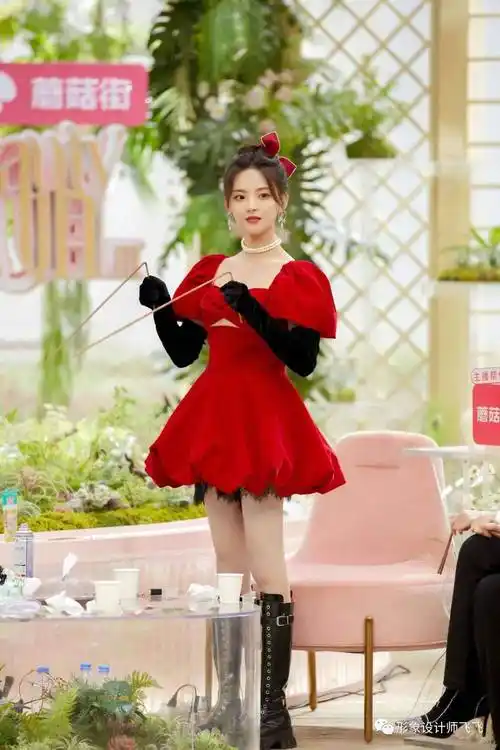 杨超越旗袍造型太美了,仿佛穿越到民国,如富家千金一样高级贵气_风格