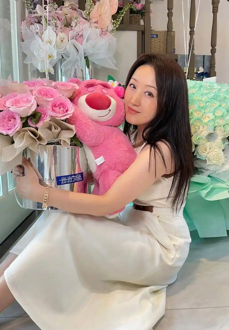 年轻时的杨钰莹,清清纯纯,干干净净,是那个年代的"奶茶妹妹"