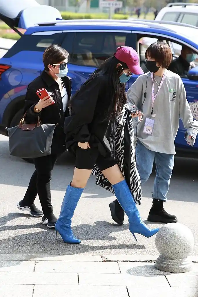 袁娅维踩长靴露纤细美腿 架黑超拿斑马纹外套气场十足