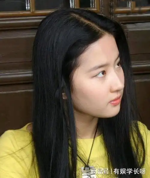 刘亦菲近照素颜出镜网友很拉低颜值的啊您认为呢