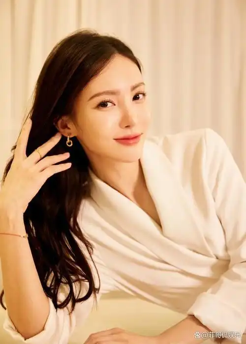 白裙高开叉,优雅至上:金晨的穿搭魅力不容忽视