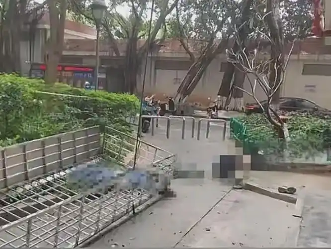 悲哀啊厦门一小区2人在12楼安装防盗网时坠楼身亡细节曝光