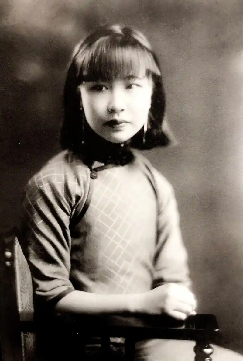 老照片还原真实的清朝格格,第三张是婉容的表妹,面容清秀可爱