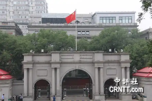 从最高人民法院的大楼看法院的大门