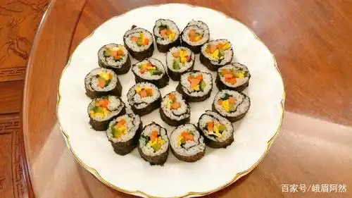 6,将卷好的寿司卷切成两厘米厚摆盘