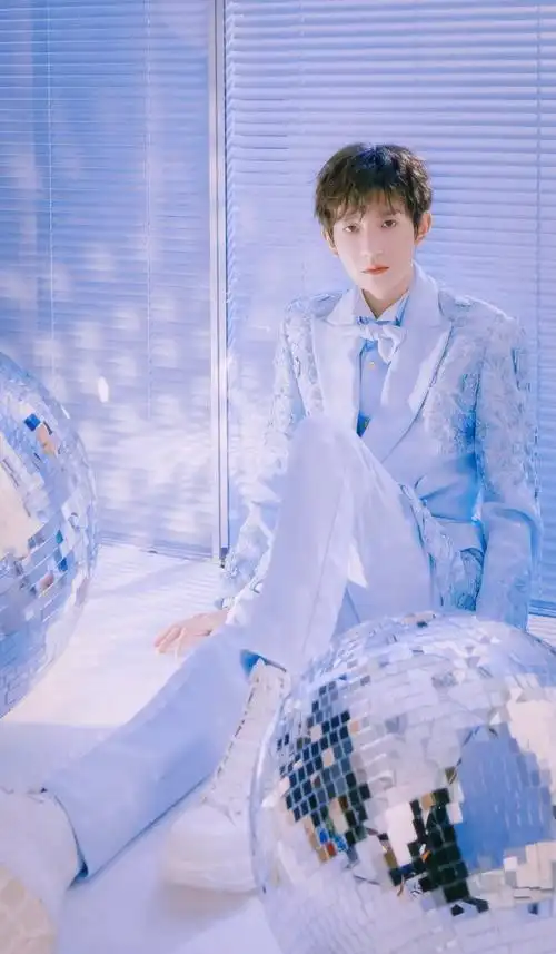 蓝色调让颜值一般的孟美岐乍然惊艳,春晚蓝色西装的王源更是清秀