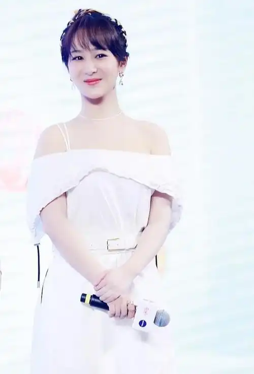 杨紫长大了不再是家有儿女中的夏雪成了亭亭玉立的大女孩