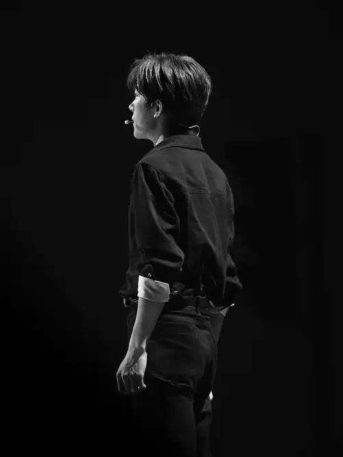 易烊千玺这个背影好酷好a,光看背影就疯狂心动了好吗!