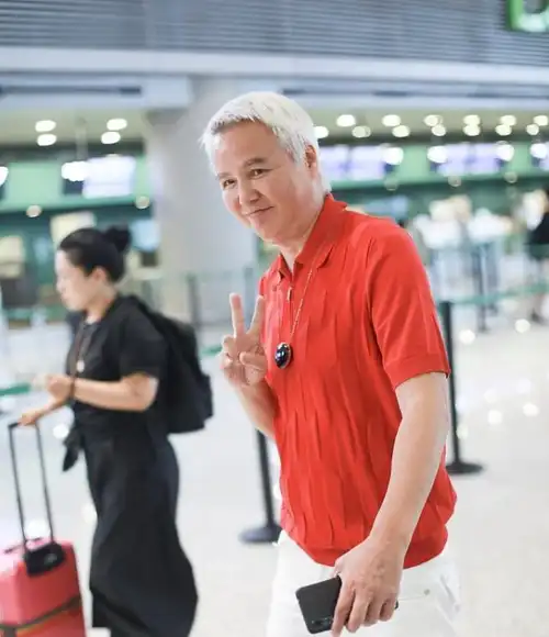 59岁林瑞阳近照,穿红色t桖配白色裤子,一头白发太显老