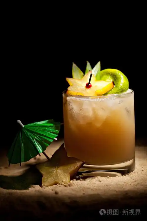 鸡尾酒与深色朗姆酒