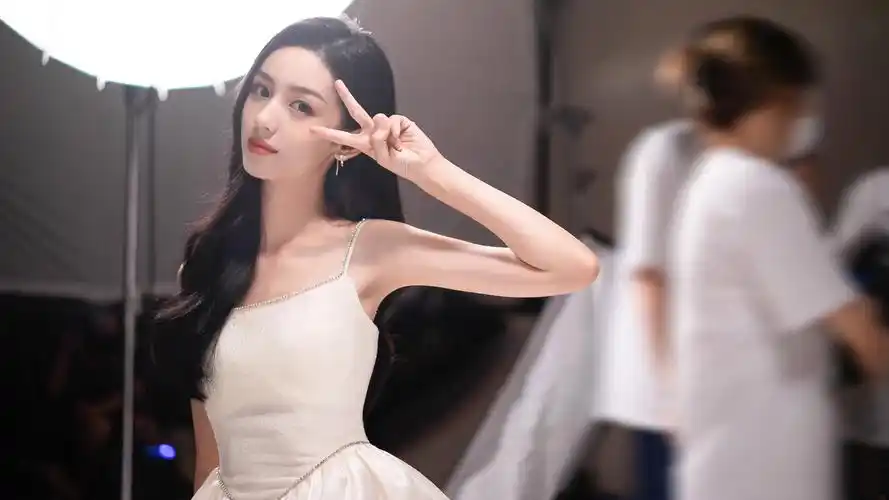 周也 白色裙子 v字剪刀手势美女壁纸