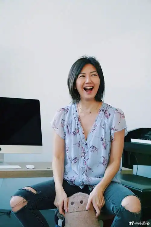 孙燕姿现身演唱会被拍,才43岁素颜沧桑干巴巴的,生图断崖式衰老|填词