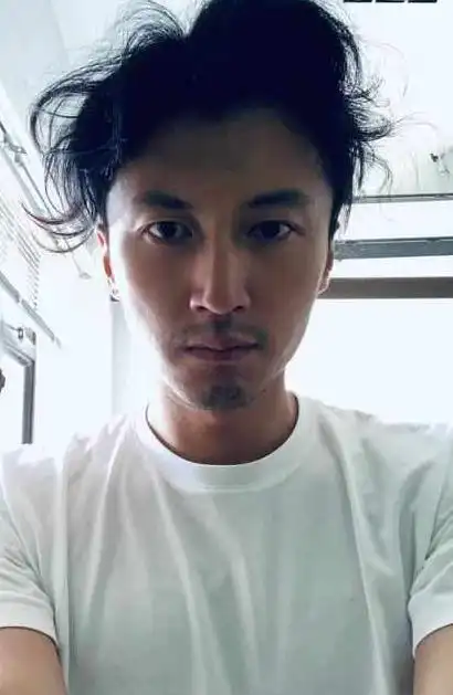 谢霆锋睡醒头发炸成鸟窝网友闪瞎根本王菲