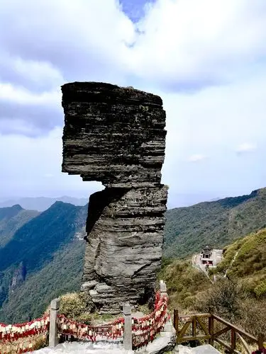 梵净山金顶,是武陵山脉的最高峰,又叫红云金顶,因其晨间常见红云瑞