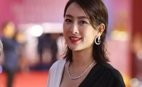 离开了美颜滤镜,网友:顶多算个村花_李小璐_马谡_明星