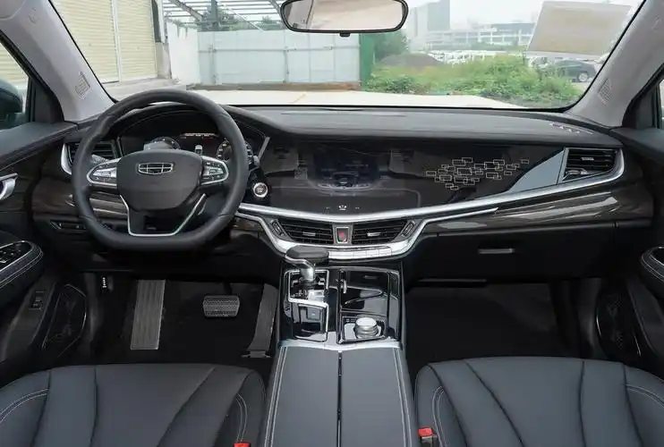 新款吉利博瑞以不变应万变,基本保留了老款的整体布局,钢琴式中控按键