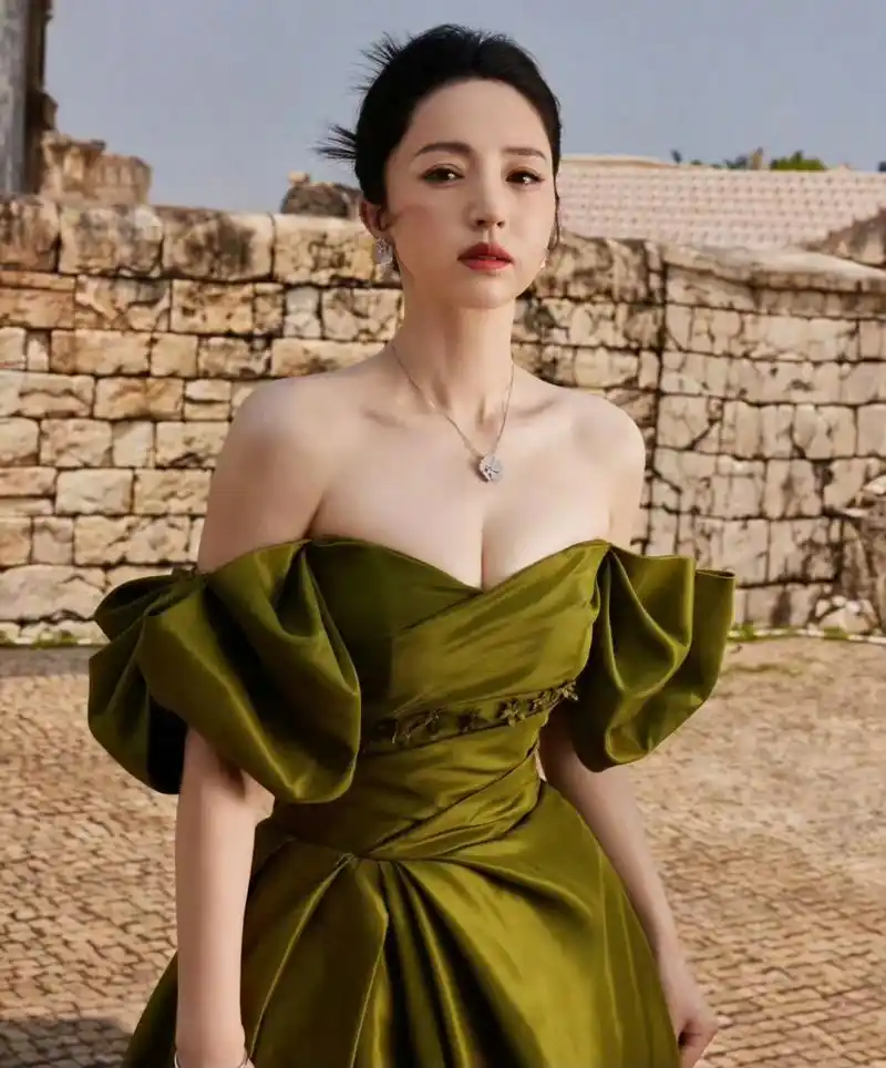 一袭抹胸晚礼服,优雅华丽! 676767#董璇