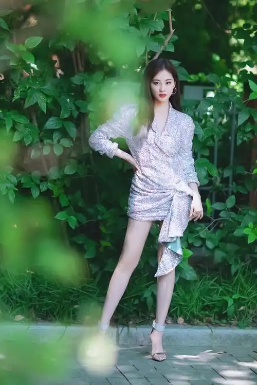 祝绪丹身材比例太好了一些银粉色亮片短裙上身清新又养眼