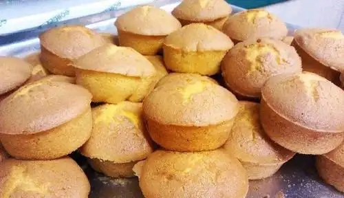 说起这个鸡蛋糕,对于我来说,是有很深的感情的,小时候农村集市上甜食