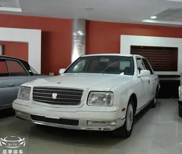 展厅停了辆v12丰田顶级车,看了看方向盘,同款不足百台