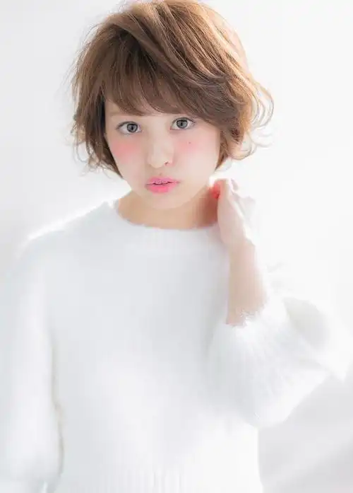 短发既能解决发量少的问题,还能让发型产生高度,这一点对于脸型的修饰